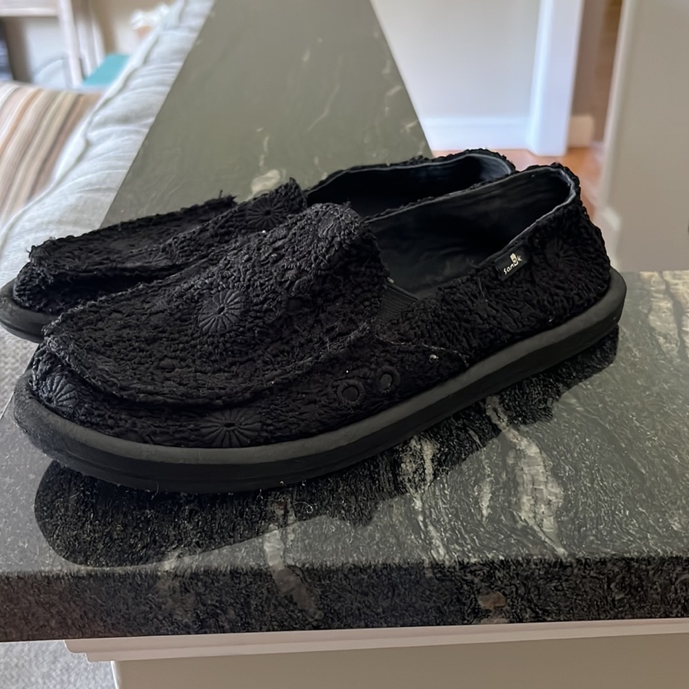 Black sanuks
